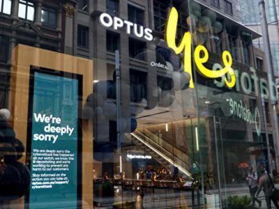 近千万用户数据被盗Optus在门店的橱窗上贴出道歉信