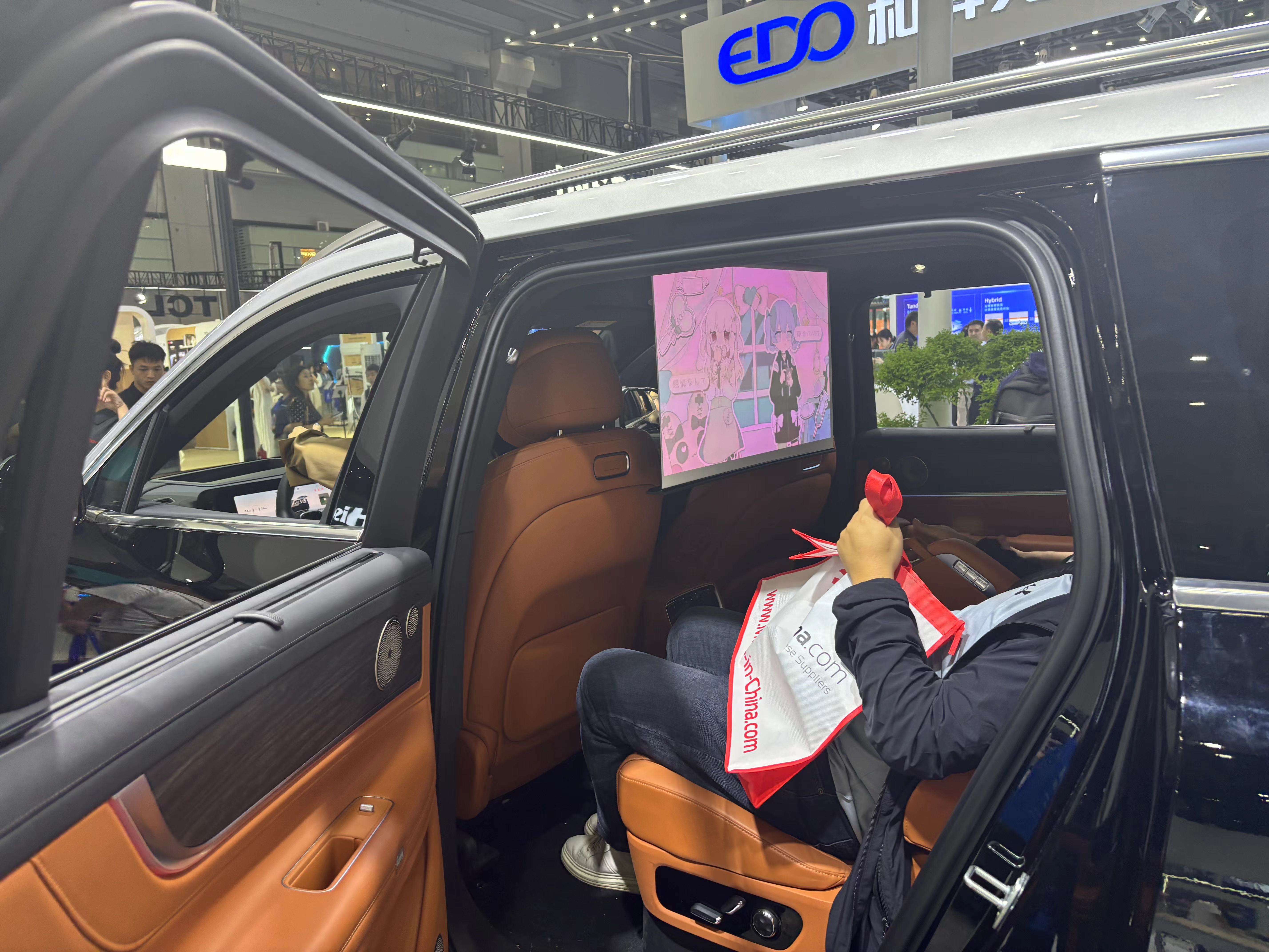 问界M9在2024年中国电子信息博览会上展示车载激光投影。 摄影/第一财经记者王珍