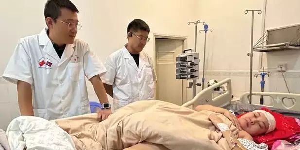 中国援柬军医助柬埔寨实施柬首例机器人辅助脑出血病人手术 ... ...