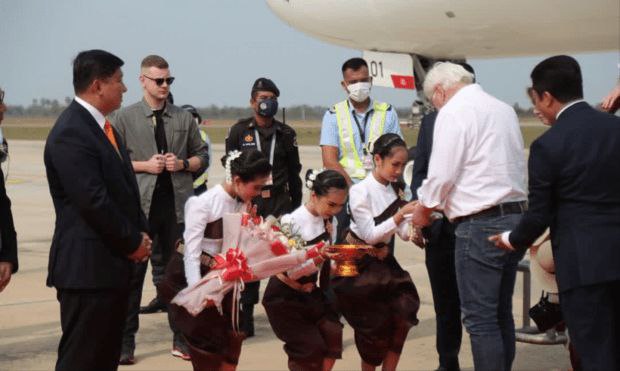 德国总统夫妇抵达柬埔寨