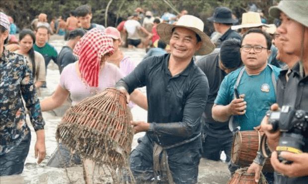 柬埔寨某地举行传统捕鱼仪式，约6万人参加