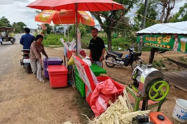 买甘蔗汁养家柬埔寨小贩一天最多可卖100多美元