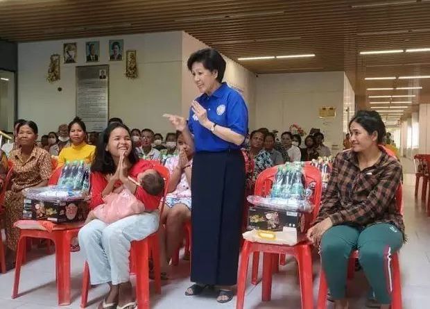 中企携手柬埔寨王室莫迪塔基金会向柬困难民众送温暖