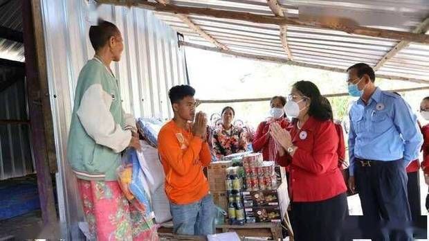 柬埔寨小伙子照顾生病母亲3年 获首相夫人资助