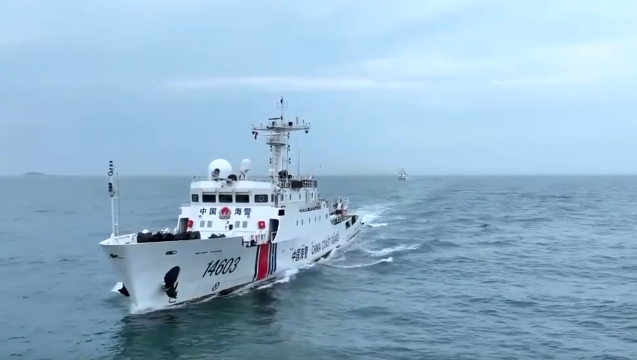 中国海警依法对菲律宾侵闯黄岩岛邻近海域的船只实施驱离