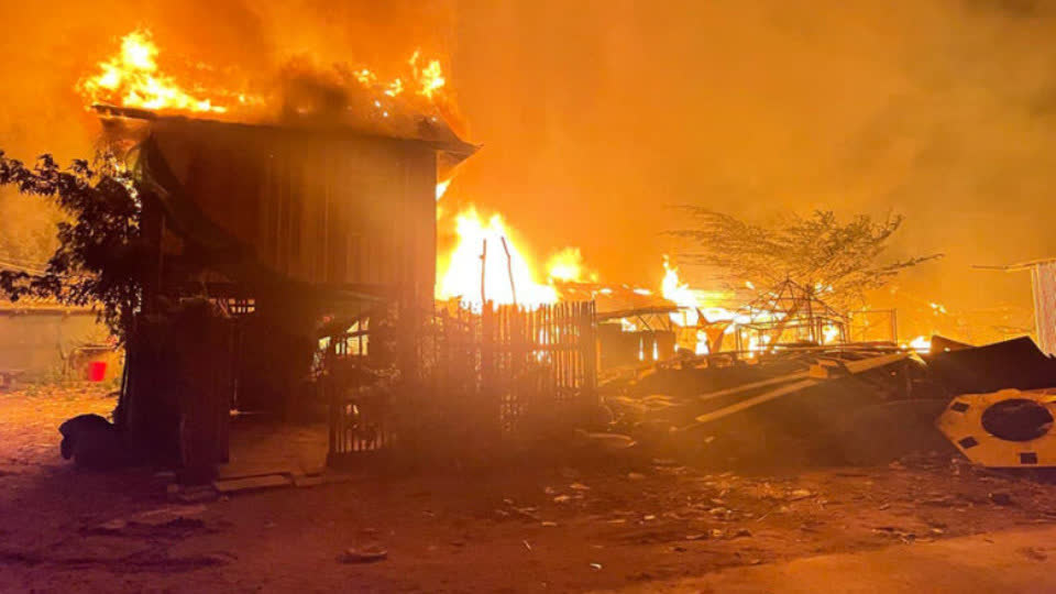 金边少数民族房子突发大火，10几户家庭眼睁睁看着房子被烧毁