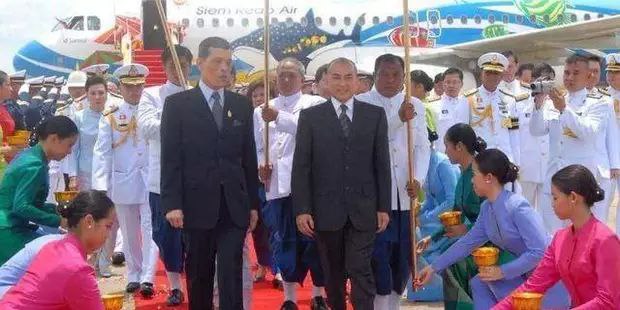 柬埔寨国王穿着民工装下乡泰国国王穿着小背心逛街
