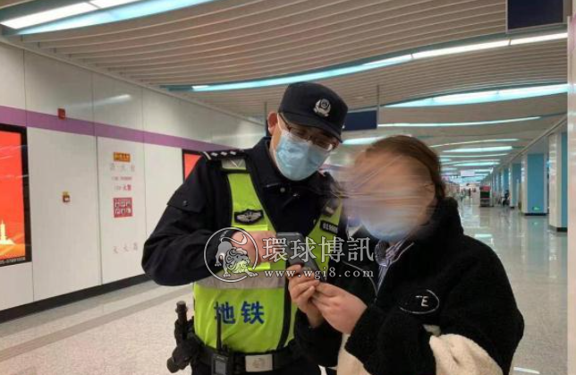 南京地铁乘客神秘紧张打电话，巡逻民警发现电信诈骗