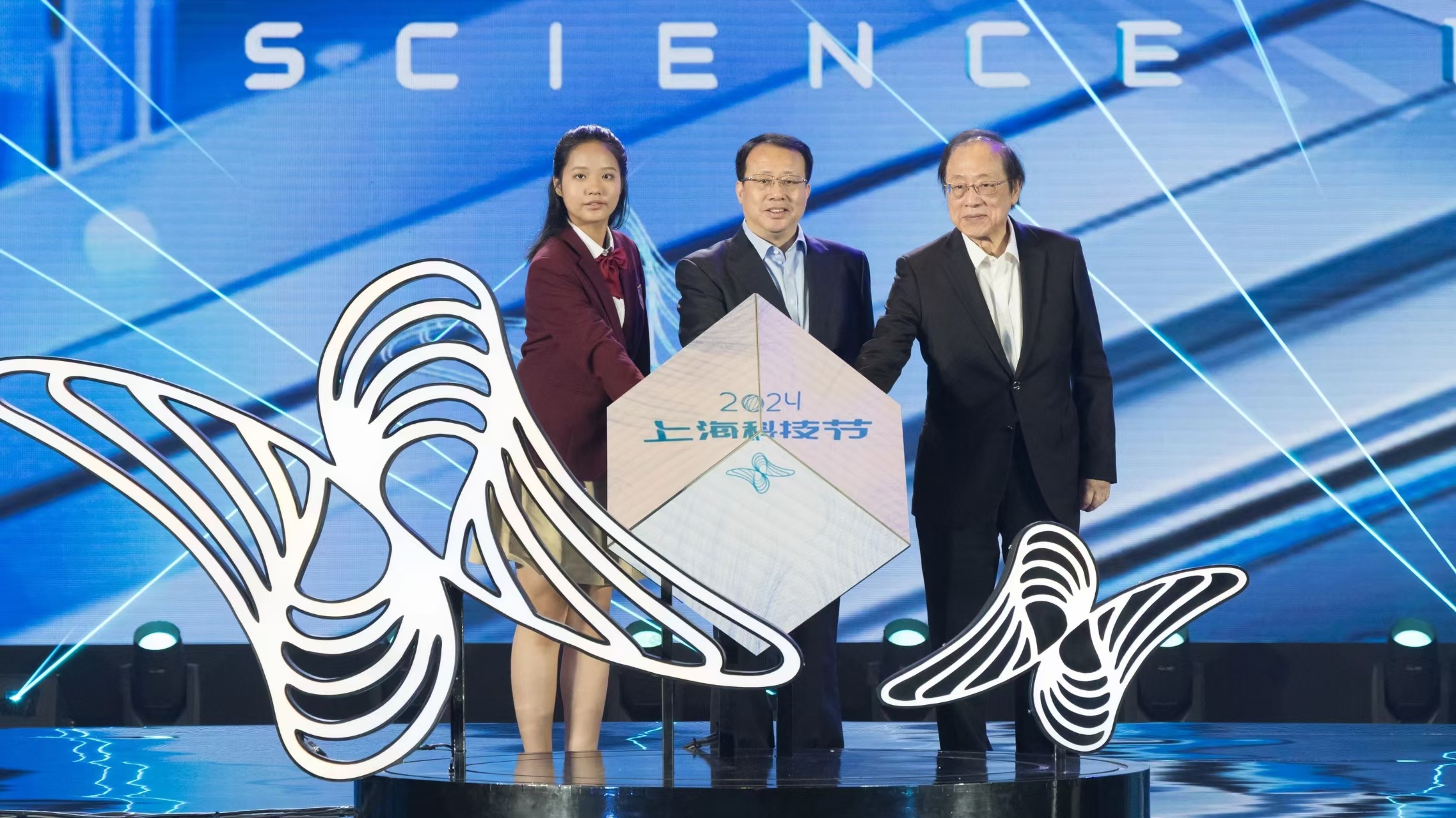2024年上海科技节开幕，龚正与科技工作者和青少年代表共同启动