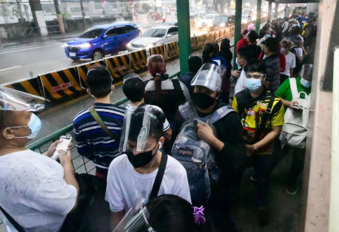 由于变异新冠病毒威胁 菲政府重新考虑强制佩戴面罩