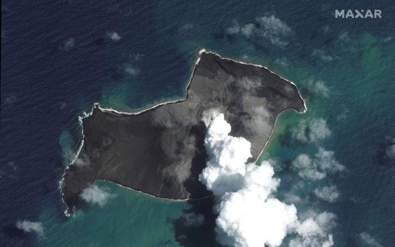 汤加火山爆发和海啸 三人丧命 离岛遭严重破坏