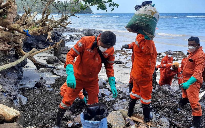 菲沉船漏油污染事件恶化 恐破坏红树林及海底生态环境