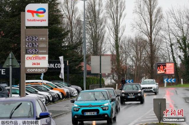 资料图：3月3日，车辆经过法国西南部城市圣让-德吕兹的一处加油站。