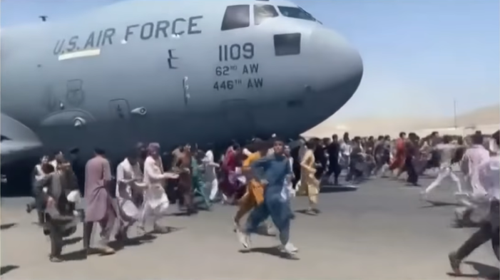 喀布尔机场撤军，大量阿富汗民众跟随美军飞机试图撤离，最终导致数人从机上坠亡的惨剧（视频图）
