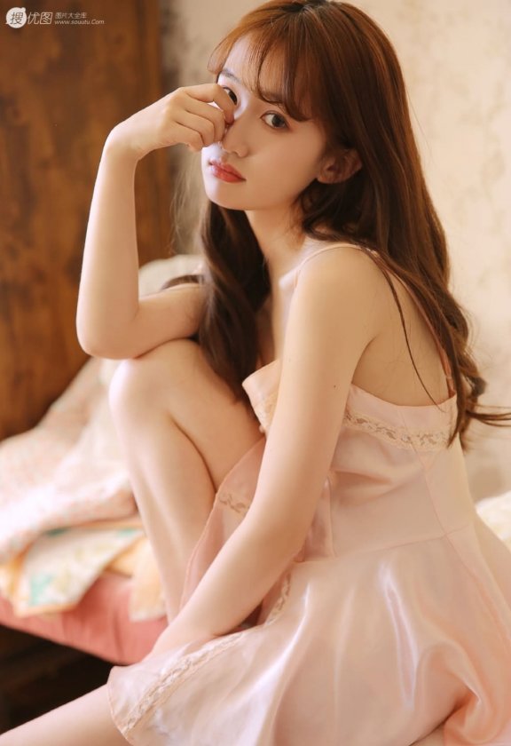 可爱性感美女粉色吊带裙迷人气质写真